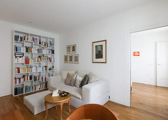 Bright For 4 Apartment